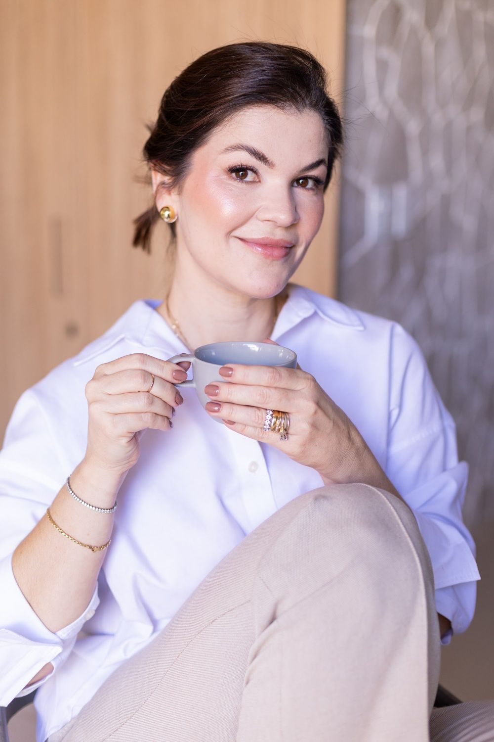 Dra. Laura Scher sorrindo no consultório